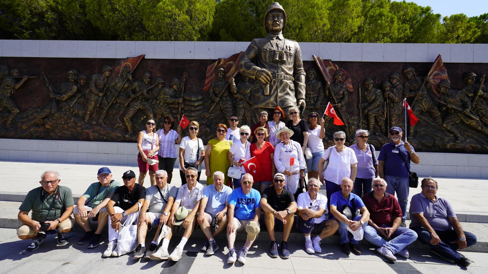 ÇANAKKALE ve EDREMİT KÖRFEZİ BÖLGESİNDEKİ KARDEŞLERİMİZ EYLÜL AYINDA HASRET GİDERDİLER Soldan sağa oturamiar. Öner Eltugay,Recep Canbek, Nurettin Özer, M. Emin Akçetin, Mustafa Kuzu, Mümtaz Uzun, M. Erdal Üçer, Osman Gökçen, Hüseyin Özgür, Himmet Yonar, Serdar Çamlısoy, Mehmet Kuyumcuoğlu, Arkadaki bayraklı kişi yerel Rehber